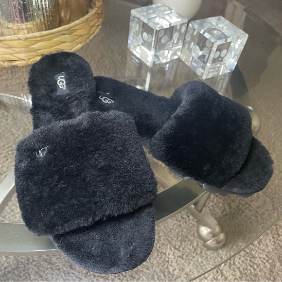 UGG Shoes - UGG Black Fluffy Slide Sandals Cozy Shearling Slippers Women’s Size 7